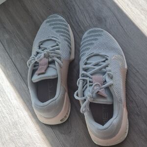 Women's Neutral NIKE metcon 9 Flyease Sz 6.5